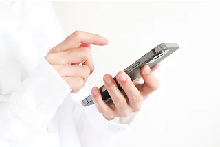 スマホを操作している手元の写真