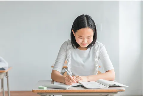 机に向かって学習する様子