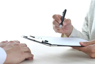 スマホを操作している手元の写真